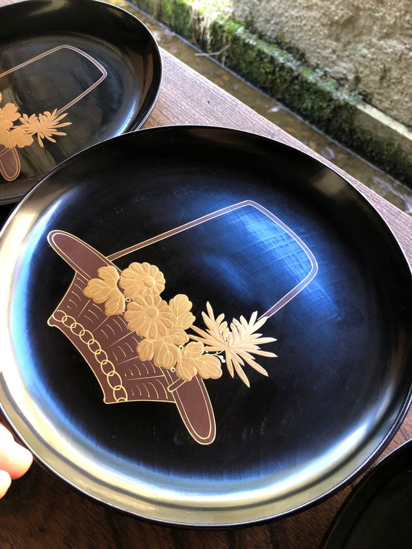 極小保管傷あり！時代黒漆に風情ある菊花籠蒔絵の映える大ぶり皿2点（検輪島塗菓子盆