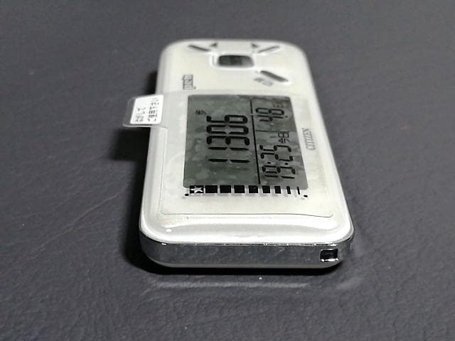 新品同様 CITIZEN peb デジタル歩数計 ホワイト 多機能 3Dセンサー