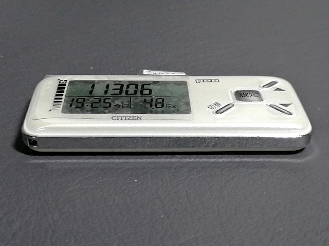 新品同様 CITIZEN peb デジタル歩数計 ホワイト 多機能 3Dセンサー