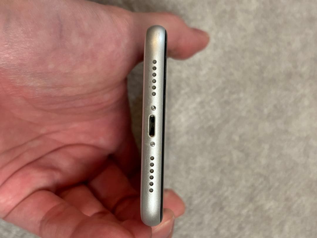 Apple iPhone XR ホワイト SIMロック解除済み 画面ヒビ割れ有り
