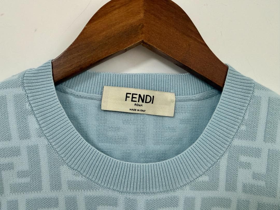 ニットセーター　FENDI　春夏用　Ｆロゴ　Ｓ　綺麗　トップス　ブルー 女性
