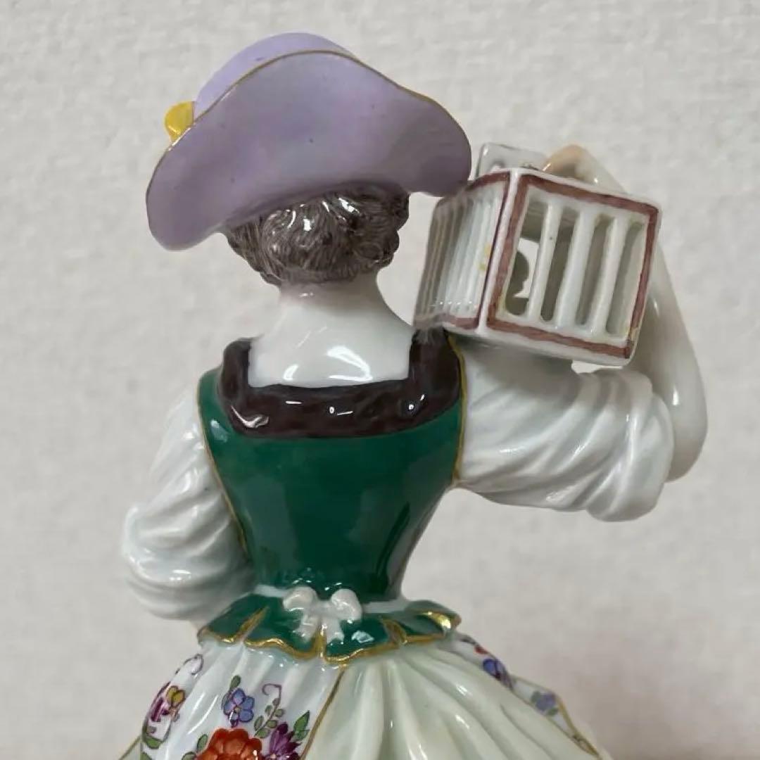 ・伝書鳩を持つ羊飼いの女性・マイセン・ボタン剣・高さ１８cm・Meissen・