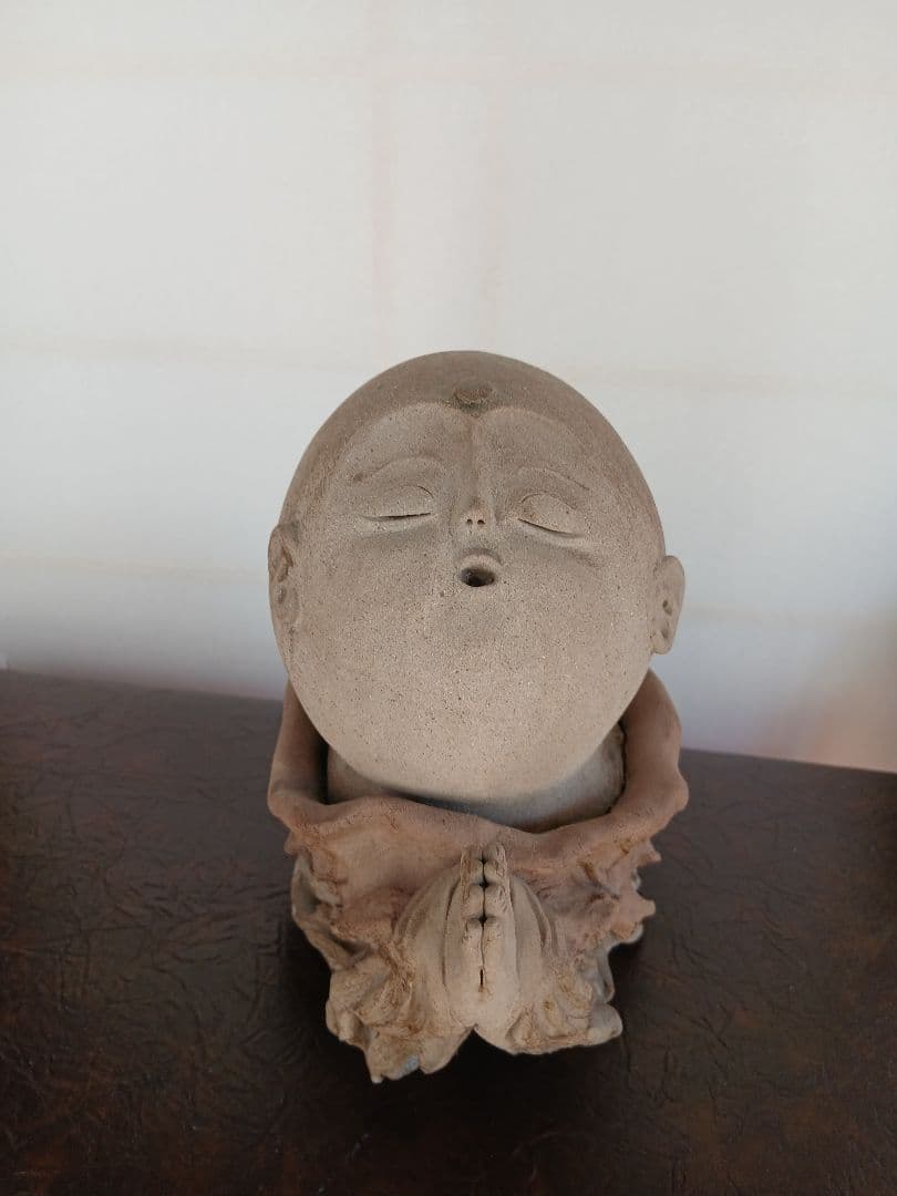 陶器製の仏像 優しさで癒されます。祈りのポーズ