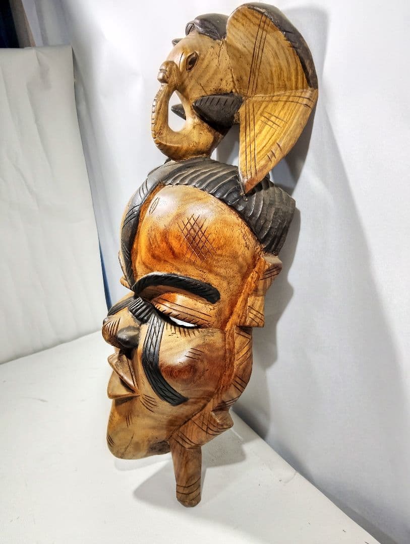アフリカンアート 木製マスク 象の彫刻付き