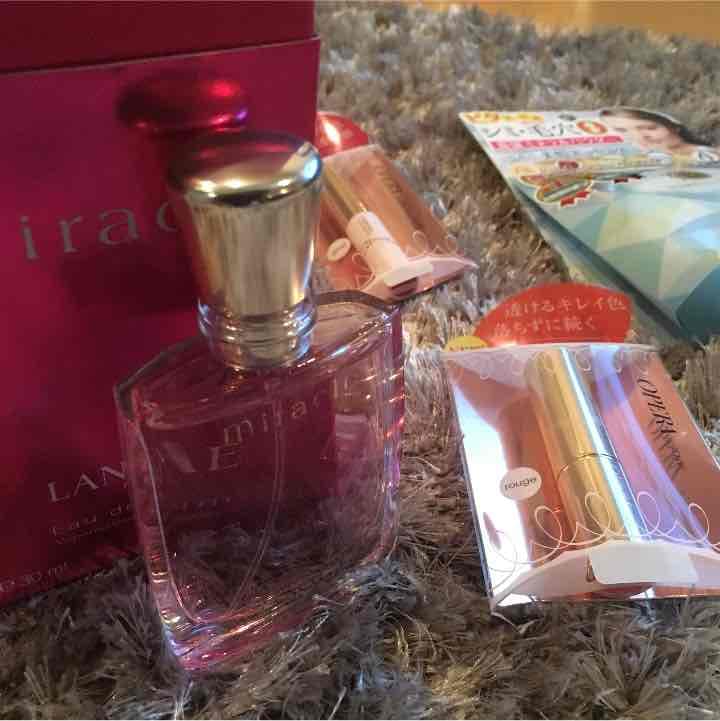 ミネラルパウダー、リップティント2本、香水の4点セット
