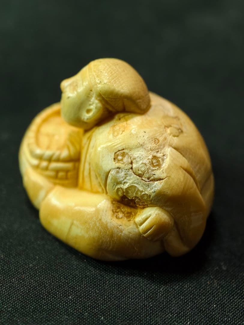 江戸根付 人物図 縞模様天然材質 手彫り 青功作 古美術 時代物 蒐集家放出