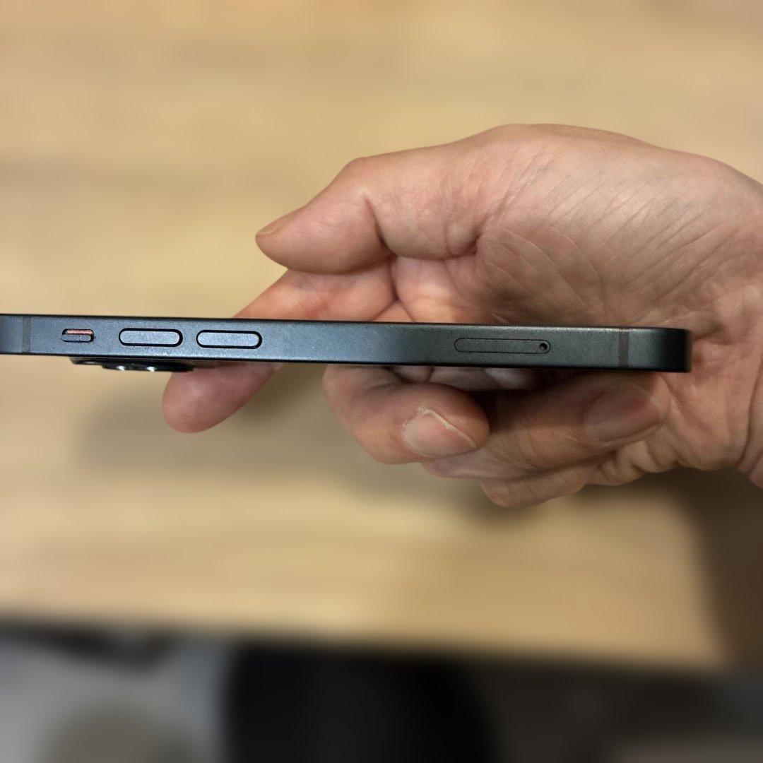スマートフォン本体 黒 充電ケーブル付き