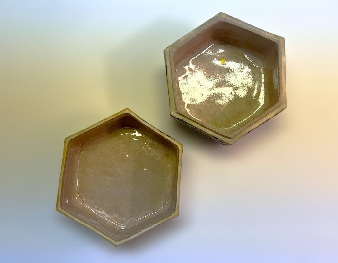陶器蓋物器　六角形 蝶のデザイン 　ハンドクラフト