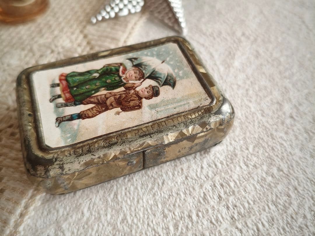 * antique box ❀ * クロモスの 小さなメタルボックス
