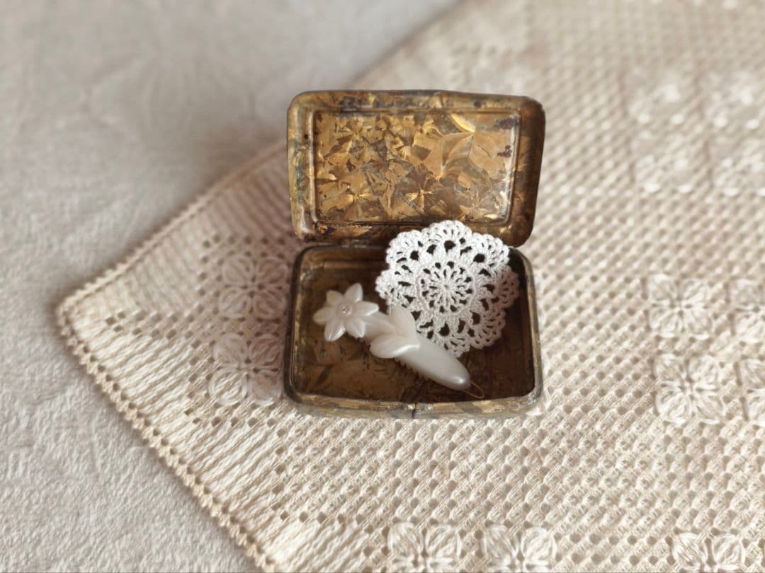 * antique box ❀ * クロモスの 小さなメタルボックス