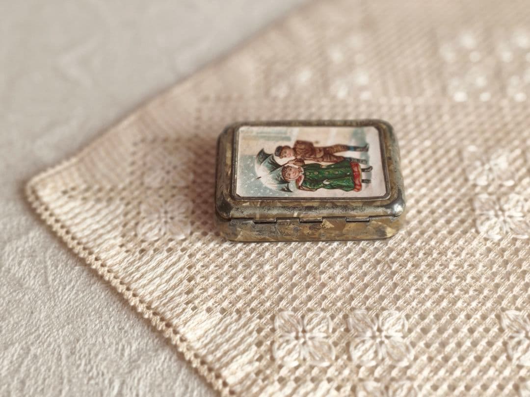 * antique box ❀ * クロモスの 小さなメタルボックス