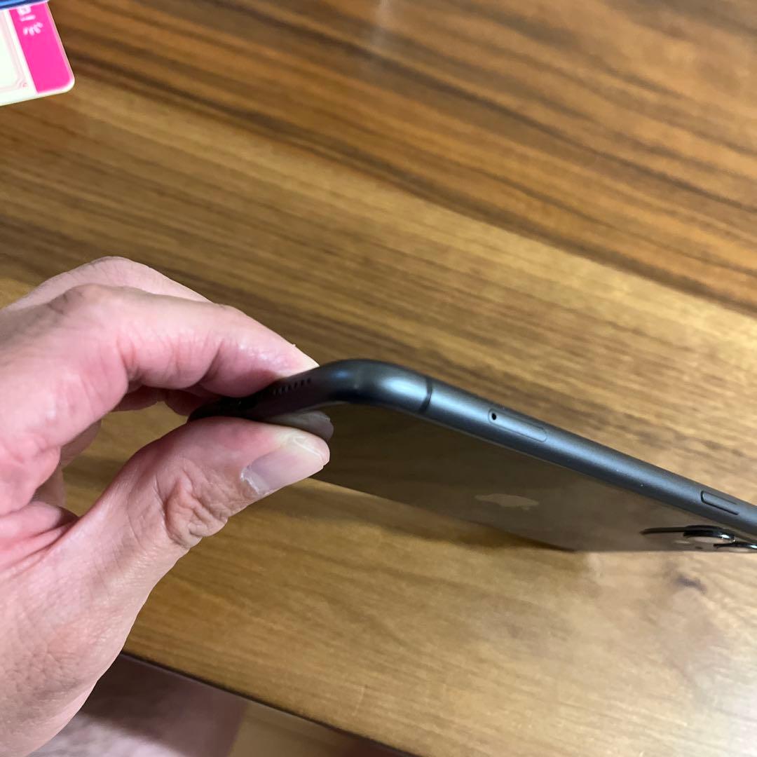 iPhone 11 64ギガ　バッテリー容量72% 画面割れ　背面割れなし