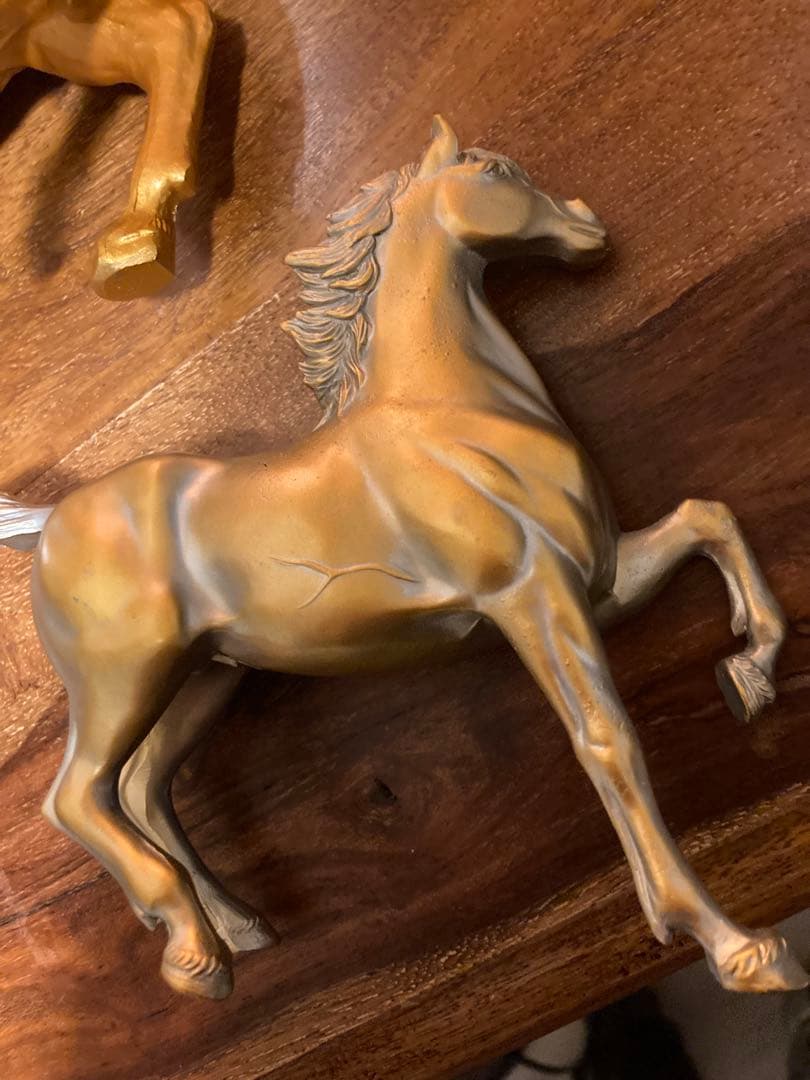ゴールドとゴールドシルバーカラーの馬の置物セット