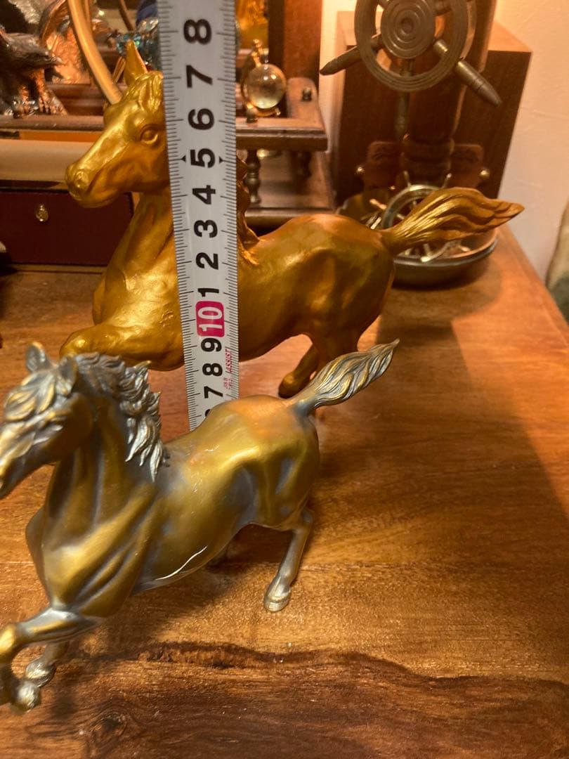 ゴールドとゴールドシルバーカラーの馬の置物セット