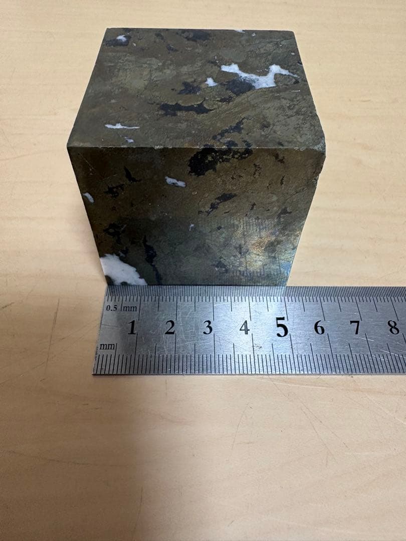 パイライト（黄鉄鉱）原石　大きなキューブ　595ｇ