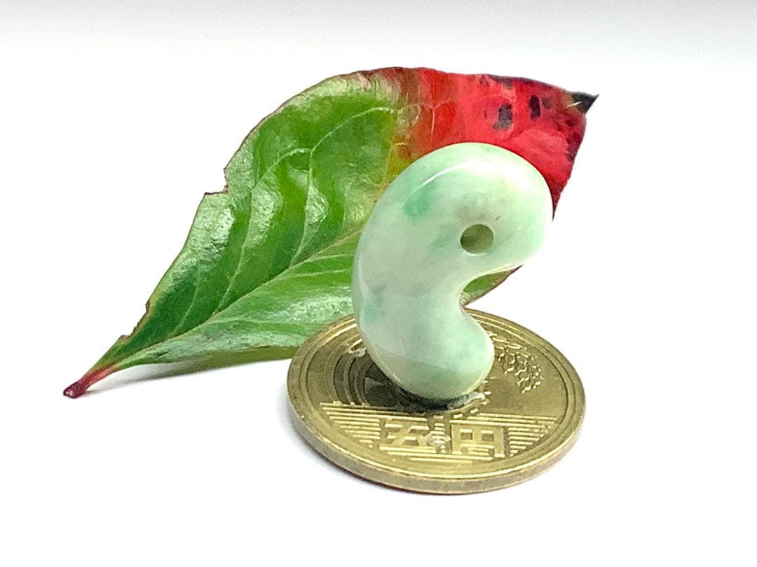 ⭕️厚い結晶‼️ 糸魚川翡翠ジェダイト勾玉　本物の高品質を　吉祥開運幸運呼ぶ縁起物‼️