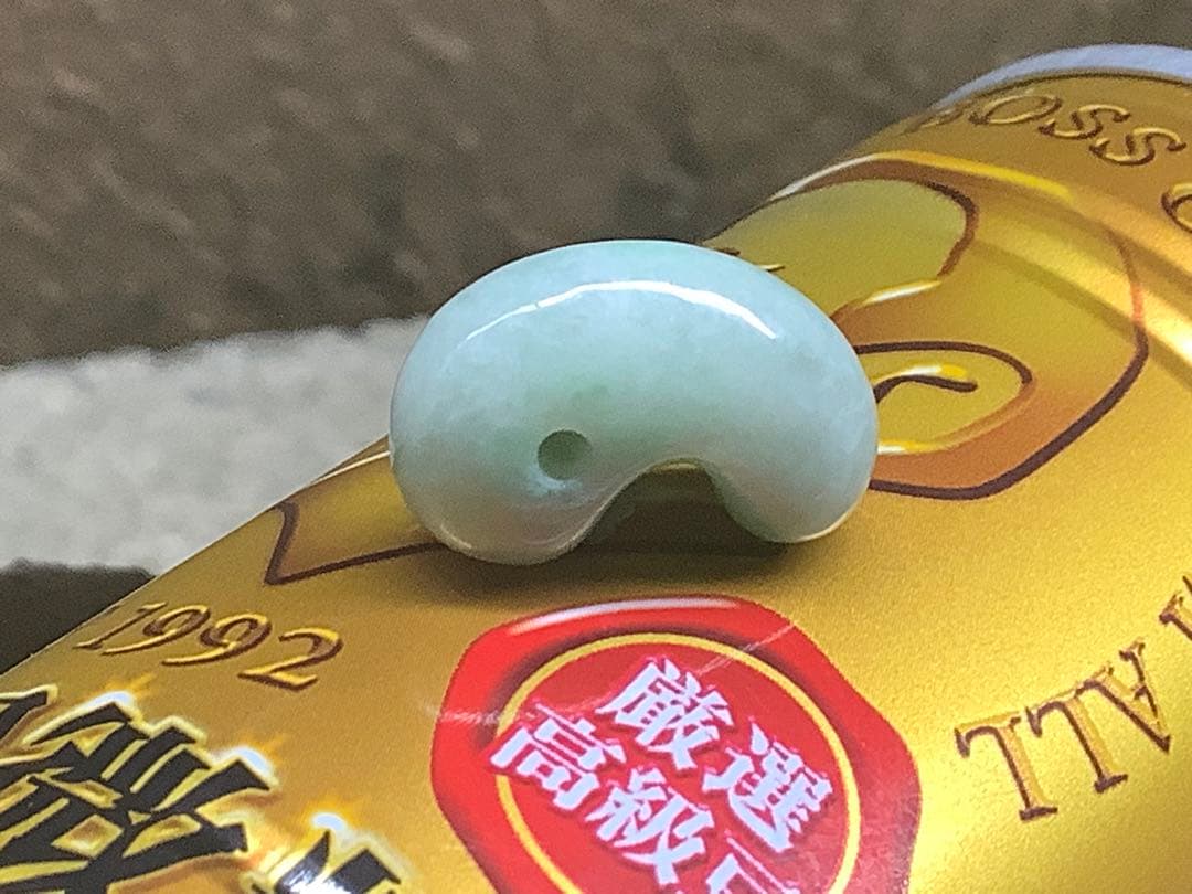 ⭕️厚い結晶‼️ 糸魚川翡翠ジェダイト勾玉　本物の高品質を　吉祥開運幸運呼ぶ縁起物‼️