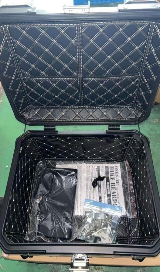 未使用中古美品 リアボックス 55L バイクリアボックス アルミ製　シルバー