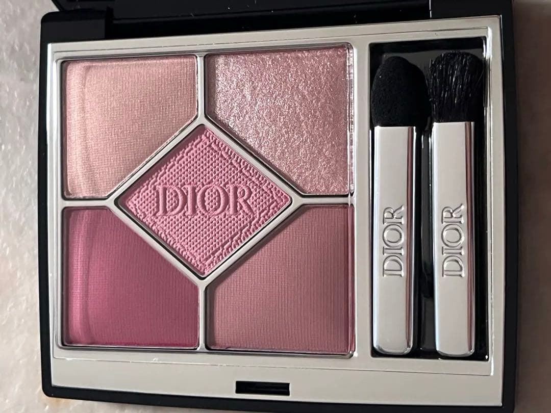 Dior ギフトボックス　アイシャドウ　チーク　リップ　新品未使用　試供品つき