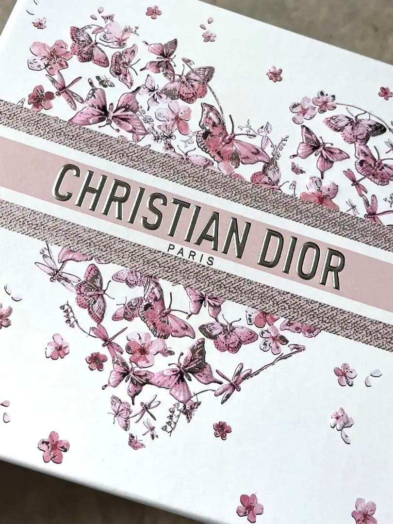 Dior ギフトボックス　アイシャドウ　チーク　リップ　新品未使用　試供品つき