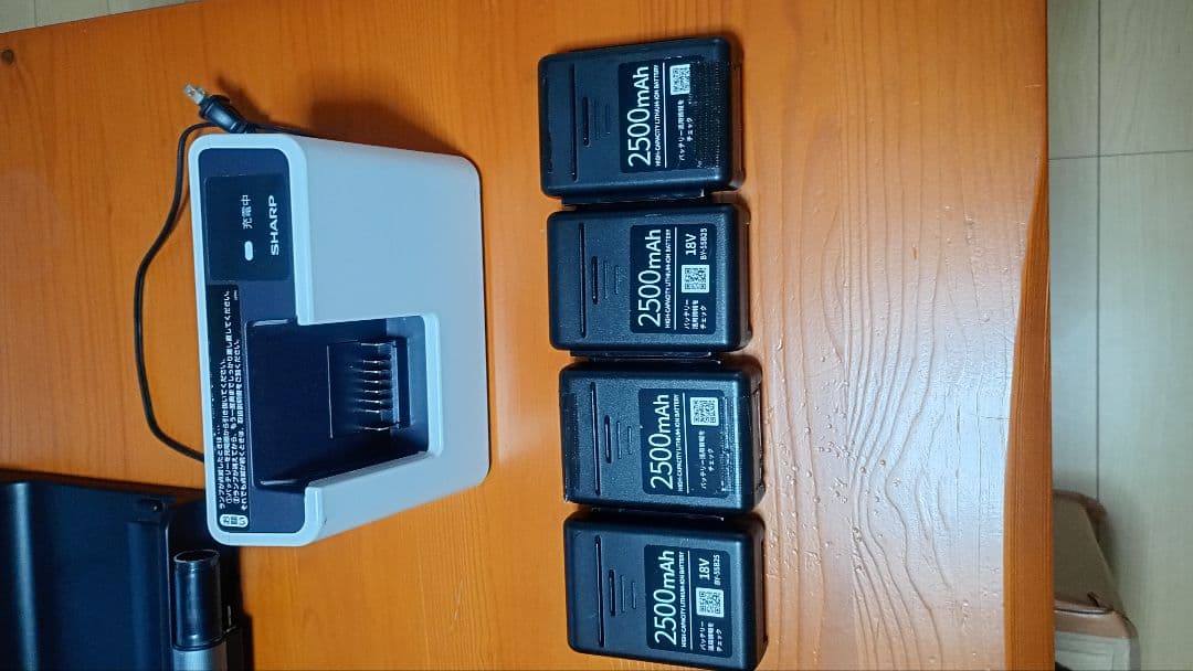 【シャープ ラクティブエアー スティック掃除機 2本セット｜バッテリー4個付き】