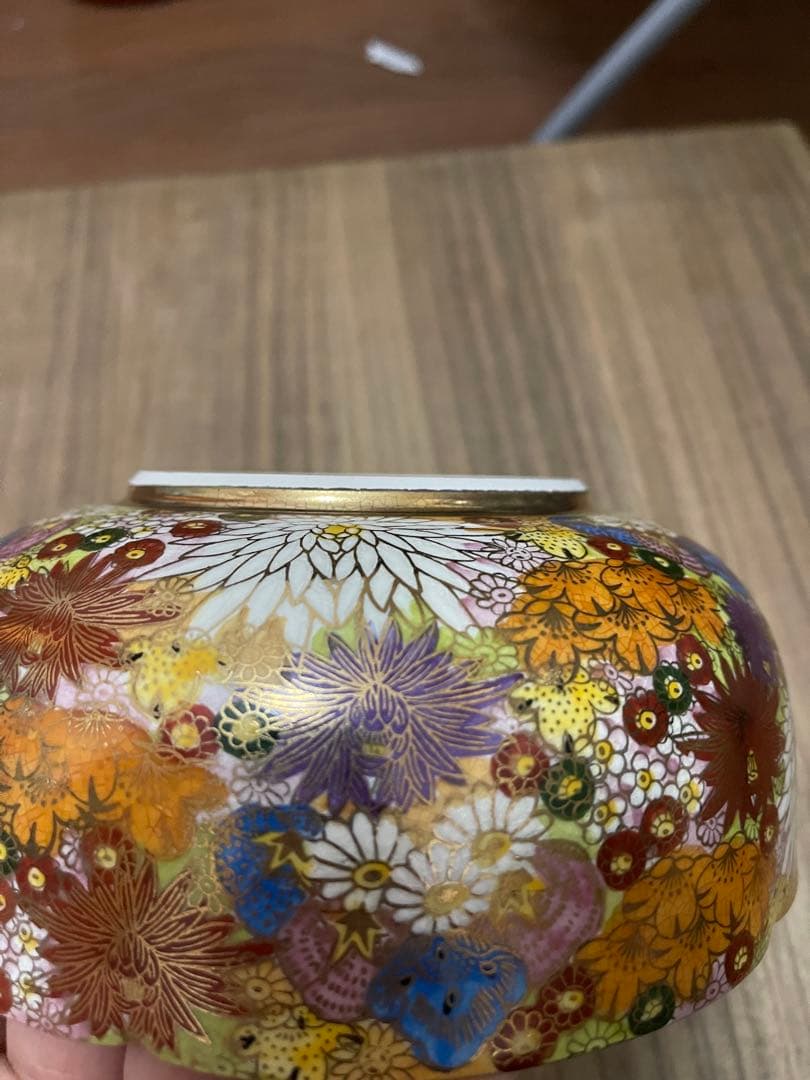 薩摩焼の百花文鉢です。色絵が華やかで、鑑賞用やコレクションにおすすめです。