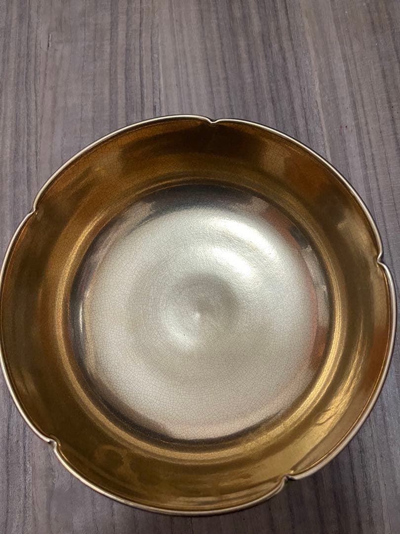 薩摩焼の百花文鉢です。色絵が華やかで、鑑賞用やコレクションにおすすめです。