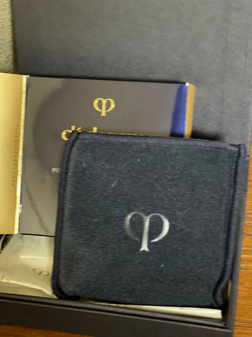clé de peau クレ・ドーボーボーテ プードルコンパクトエサンシェルn
