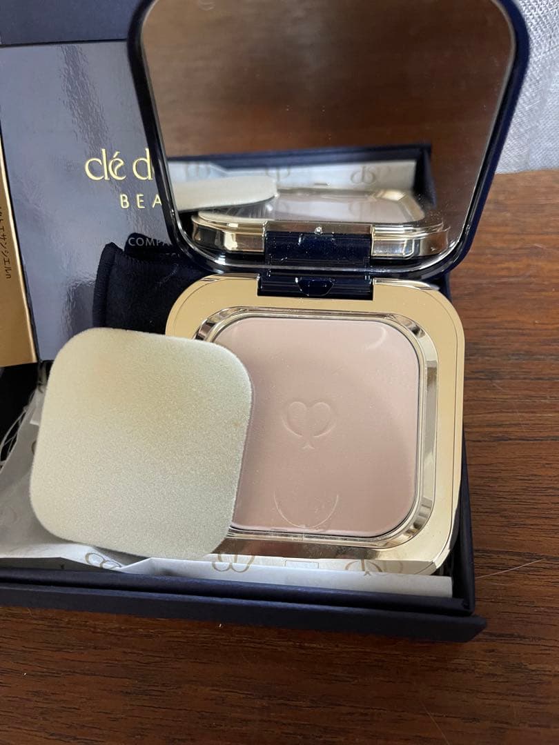 clé de peau クレ・ドーボーボーテ プードルコンパクトエサンシェルn