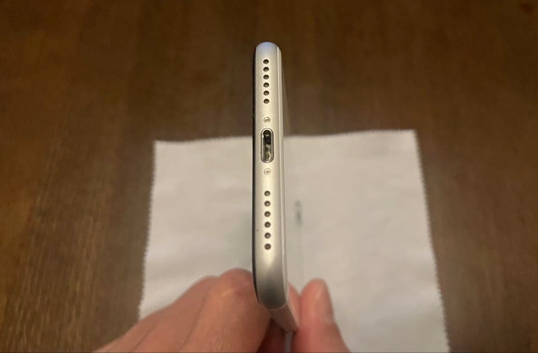 iPhone se2 ホワイト　64GB バッテリー76% スクリーン綺麗です