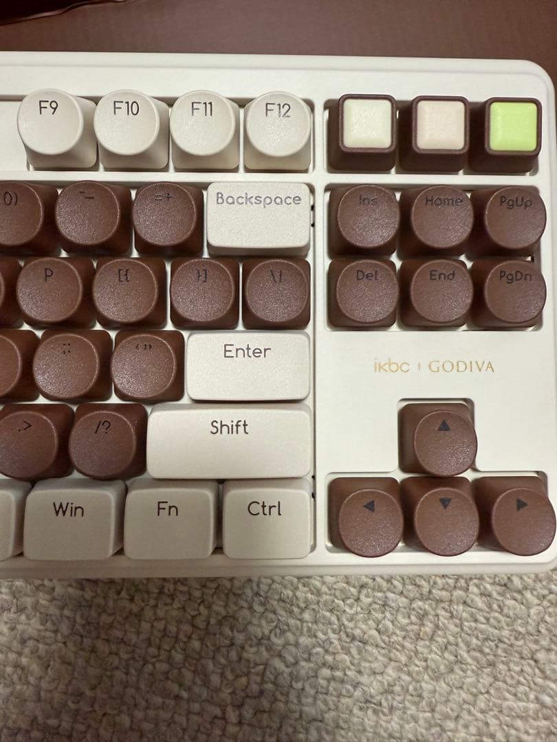 GODIVAとikbc がコラボしたチョコレート風ワイヤレスキーボード