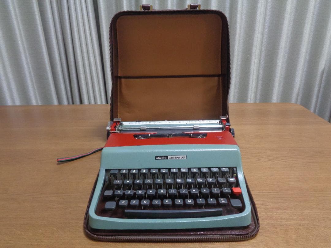 GUCCIケースolivetti lettera32タイプライターシェリーライン