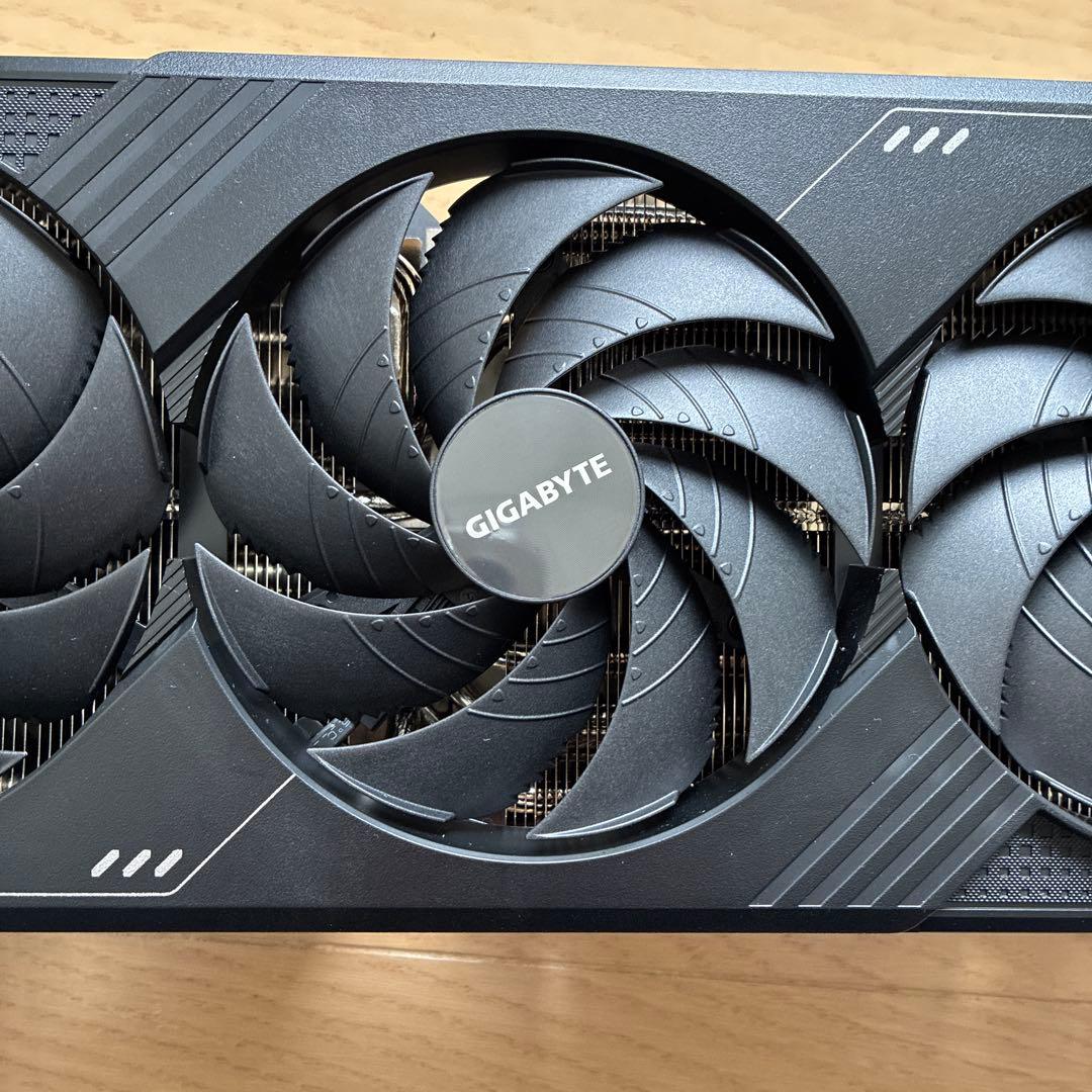 gigabyte グラボ 5090 ヒートシンク　3連ファン　バックプレート　箱