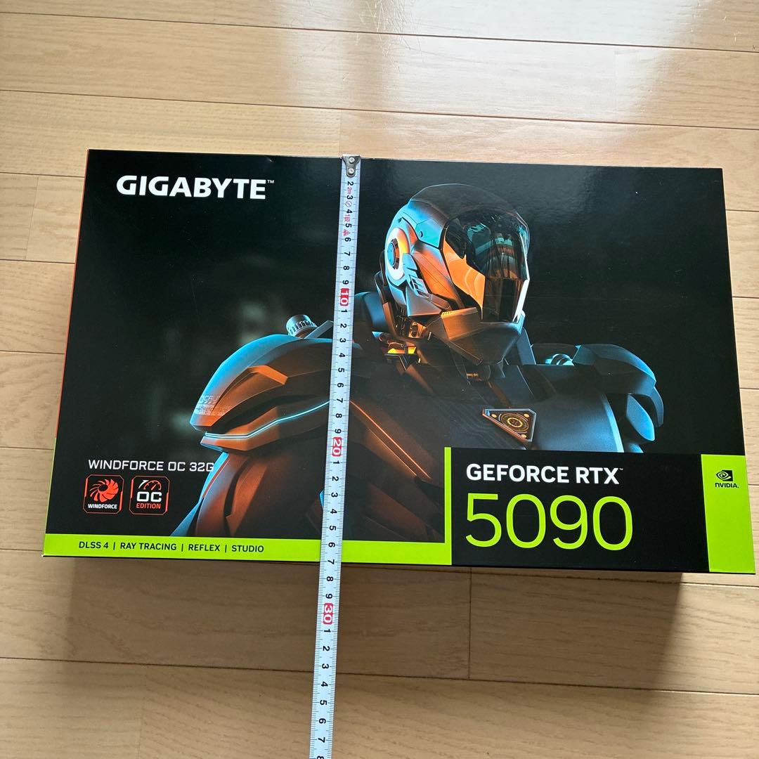 gigabyte グラボ 5090 ヒートシンク　3連ファン　バックプレート　箱