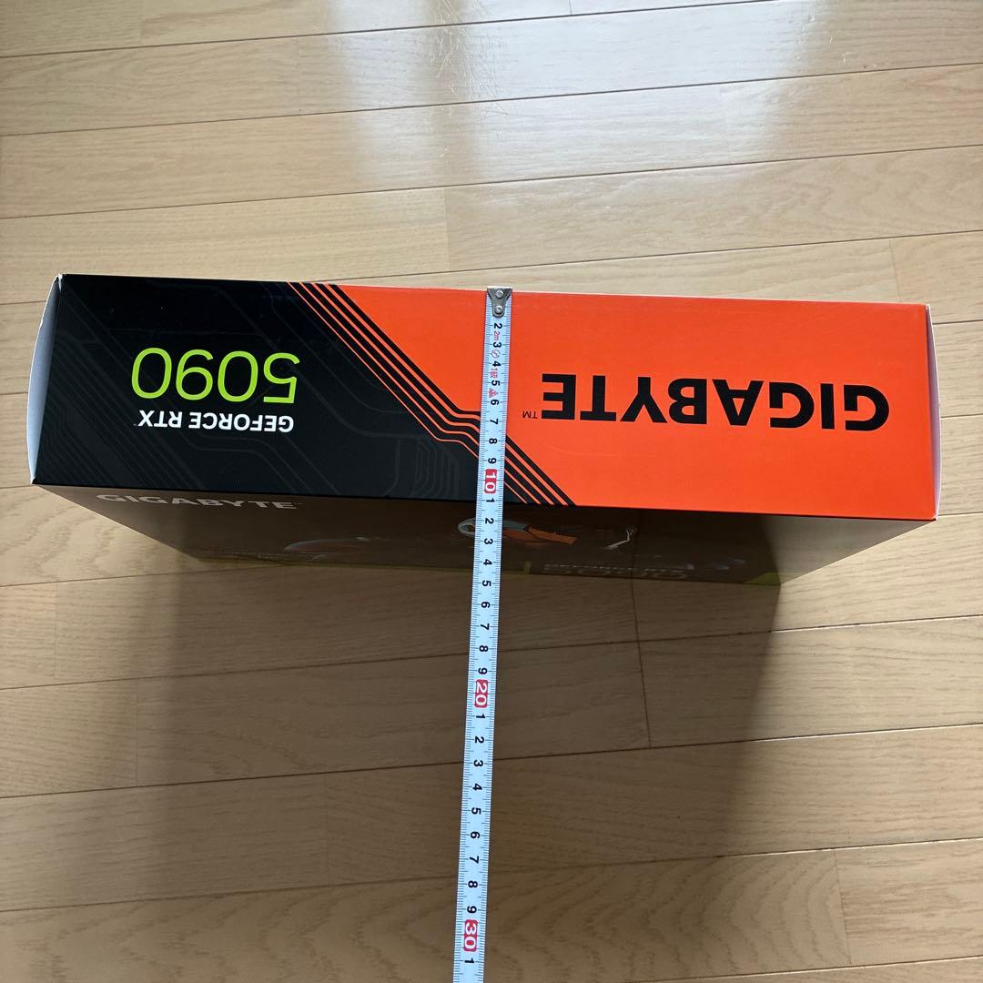 gigabyte グラボ 5090 ヒートシンク　3連ファン　バックプレート　箱