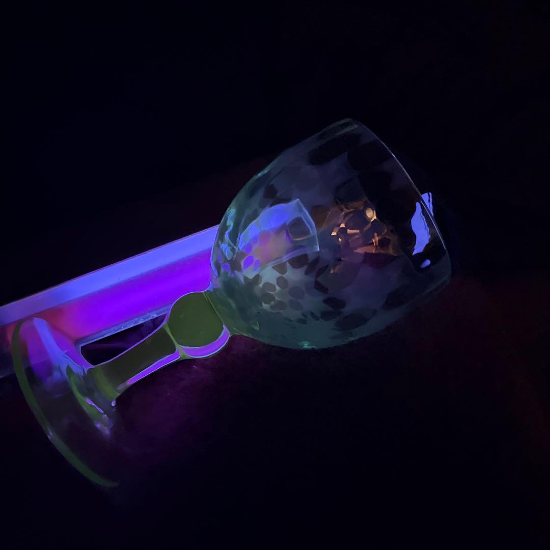 骨董　レトロガラス　乳白色　星柄　２色使い　ワイングラス　酒器　ウランガラス