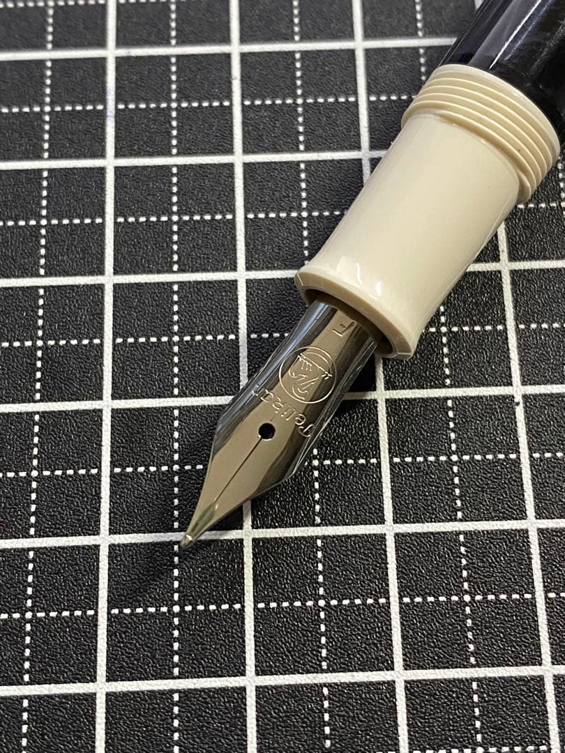 PELIKAN CLASSIC M205 WHITE 万年筆　字幅F