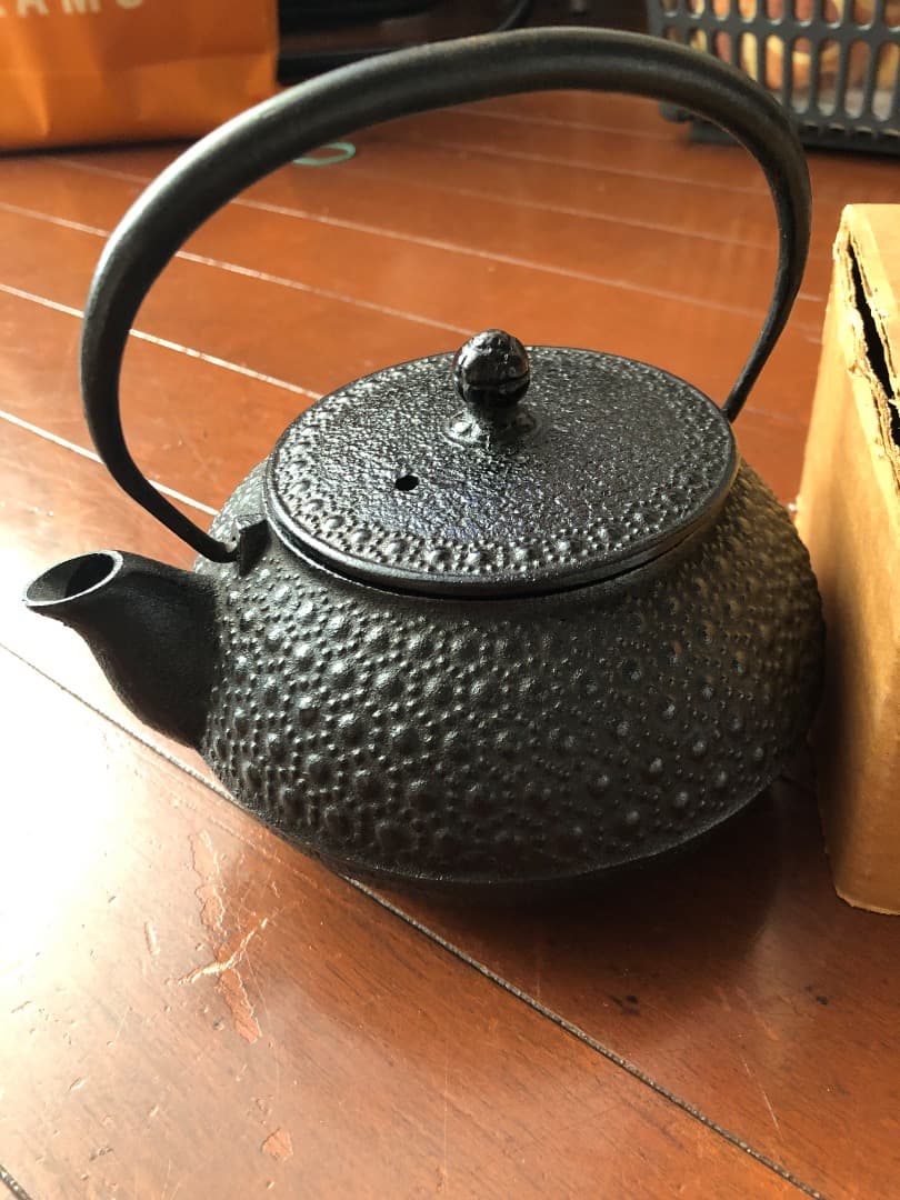 南部鉄器　岩鋳の鉄瓶 　未使用品！