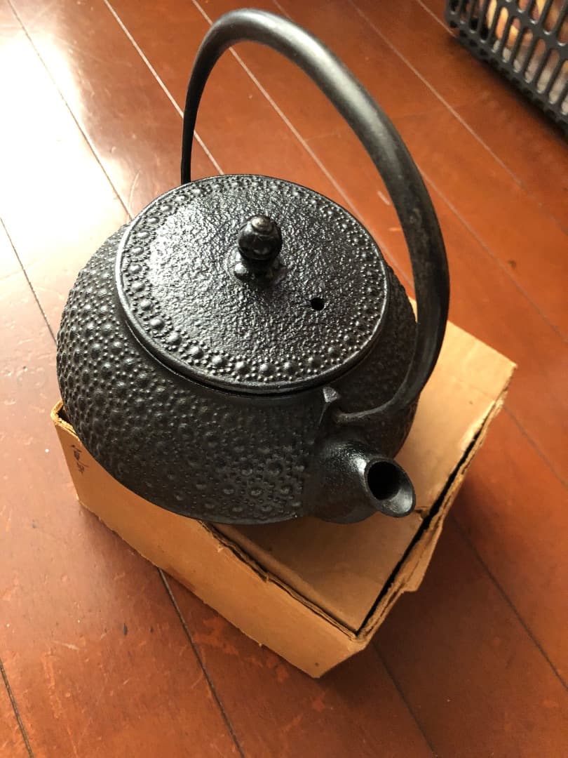 南部鉄器　岩鋳の鉄瓶 　未使用品！