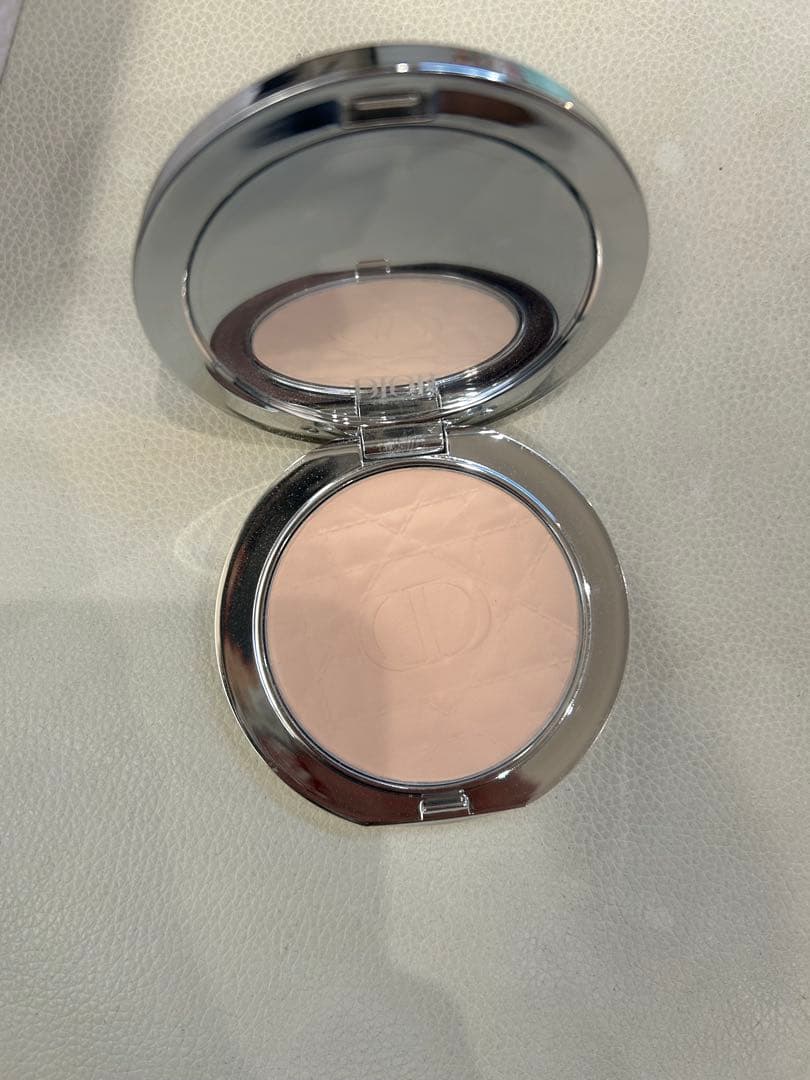 Dior Forever フェイスパウダー、ブラシ
