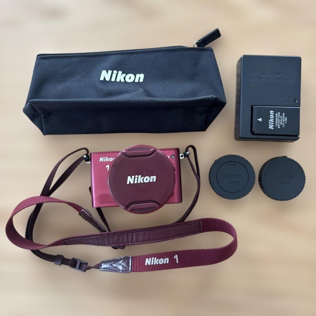 Nikon ミラーレス一眼 Nikon 1 J3 小型10倍ズーム　　レッド