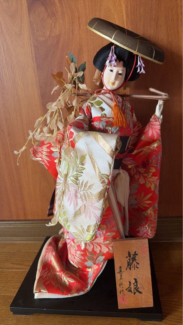 伝統的な日本人形 藤娘赤と金の着物