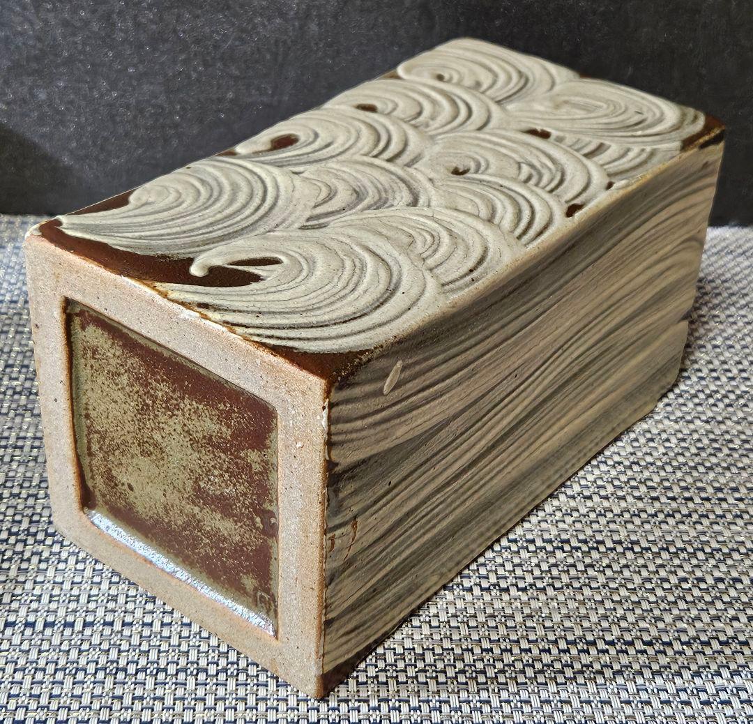 益子焼　現代作家　明 銘　刷毛目　渦巻き文角徳利　角瓶　花入れ　高さ23.0cm