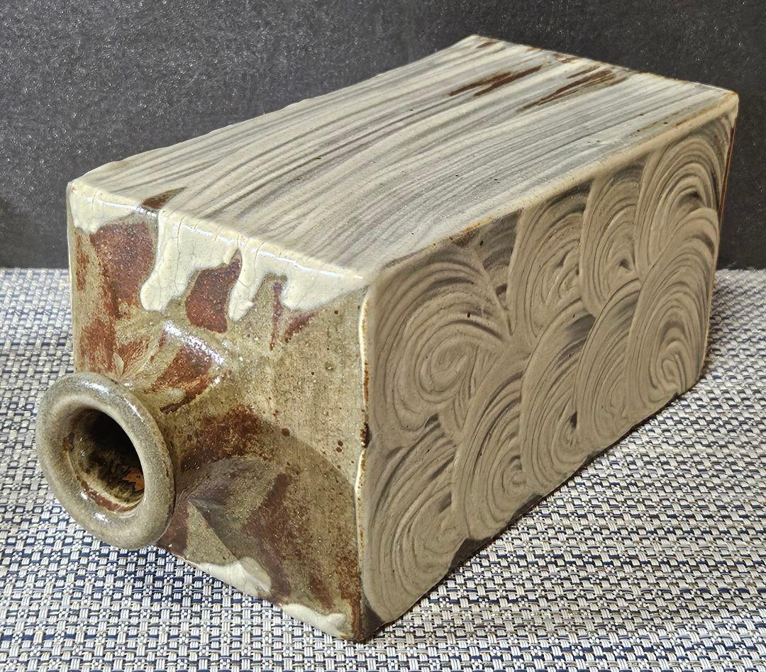益子焼　現代作家　明 銘　刷毛目　渦巻き文角徳利　角瓶　花入れ　高さ23.0cm