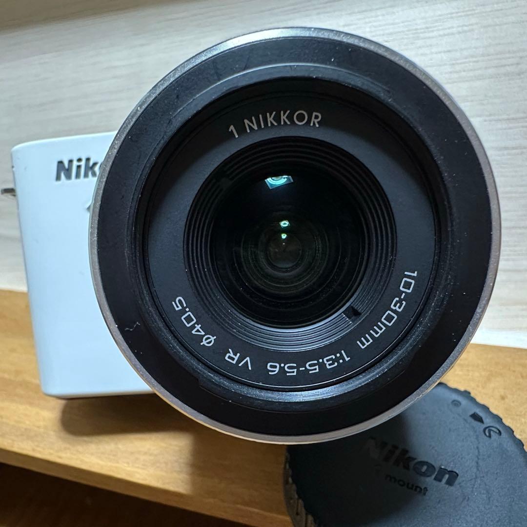 Nikon1 j1 ホワイト 標準ズームレンズキット【バッテリー 充電器付き】