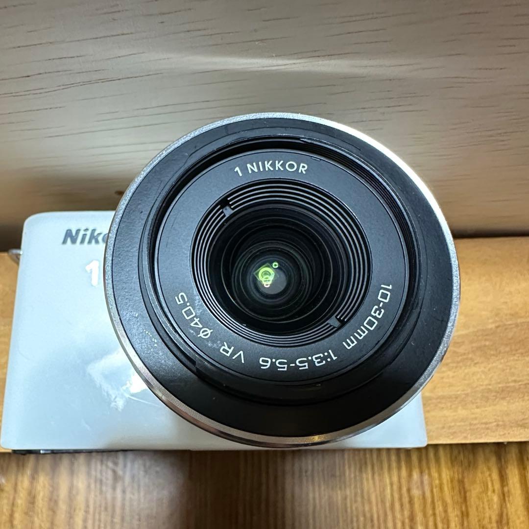 Nikon1 j1 ホワイト 標準ズームレンズキット【バッテリー 充電器付き】