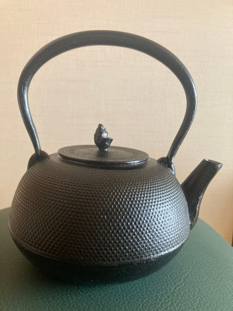 黒い鋳鉄製鉄瓶 網目模様