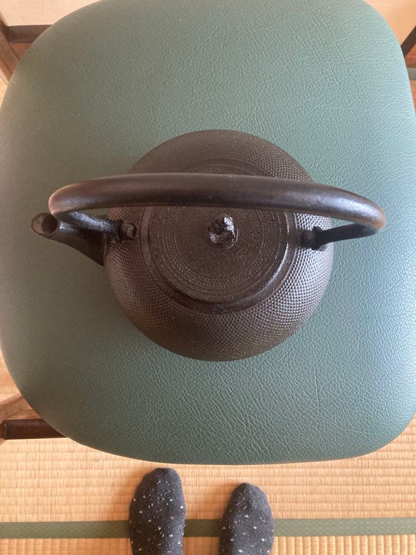 黒い鋳鉄製鉄瓶 網目模様