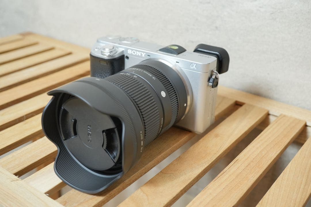 SONY α6400 ミラーレス一眼 ・レンズ・充電器・レンズフィルター付き