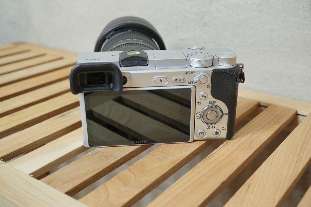 SONY α6400 ミラーレス一眼 ・レンズ・充電器・レンズフィルター付き